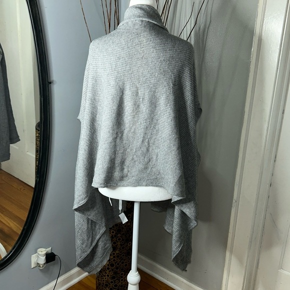 Gray Shrug cardigan with Soft Texture - Picture 4 of 5